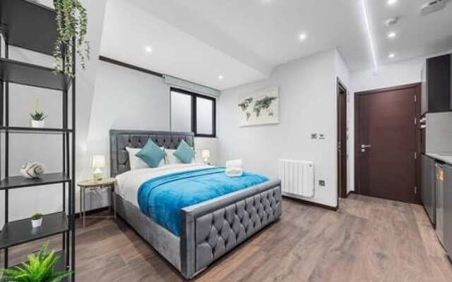 Luxury Spacious 2 Person Suite in North London