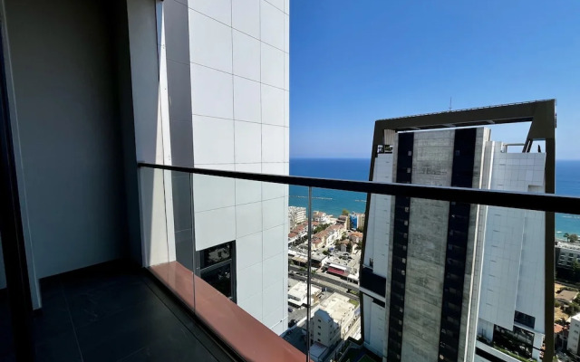 128 LIM - 2001 Stay Only Tower Suite