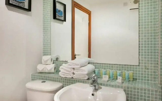 MetroStays - Riverside Apartment