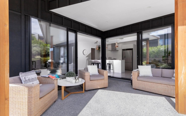 Stylish Villa Escape - Matakana Holiday Home