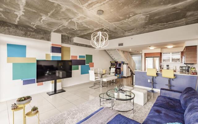 Hang Ten- Large Townhome, lux amenities, parking