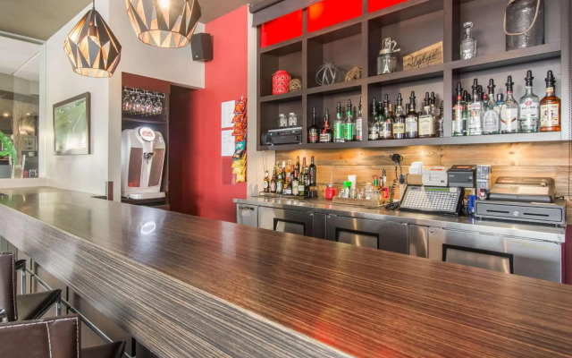 Econo Lodge Inn & Suites
