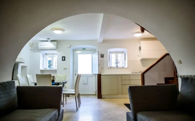 Luan Old Town Apartment by Duhomes