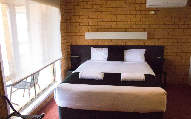 Blue Whale Motor Inn & Apartments