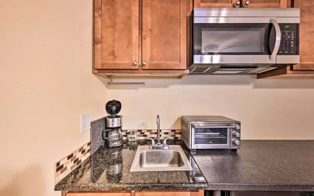 2 Blocks to Light Rail: Denver Unit w/ Kitchenette