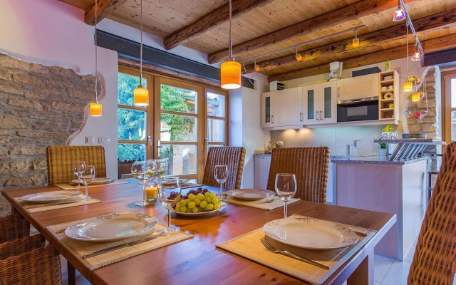 Beautiful Villa Consisting of two Houses With Private Pool, Near Pula and Beach