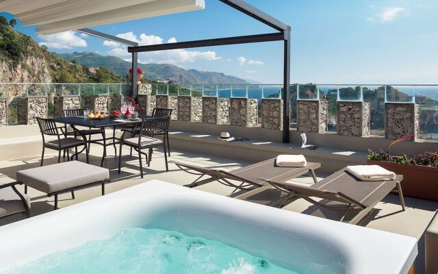 A stunning terrace with jacuzzi by the sea, and close to the center and beach