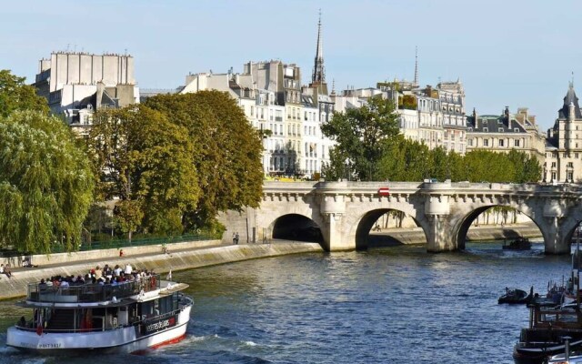 Gorgeous 3 Bedroom Apartment At Eiffel Tower