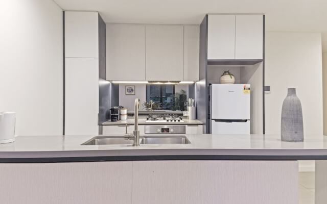 HomeHotel-Stylish Apt next to Train & Westfield
