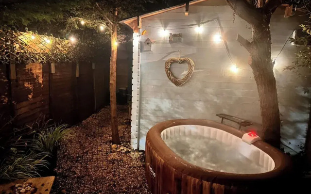 Coastal Cosy Cabin With hot tub