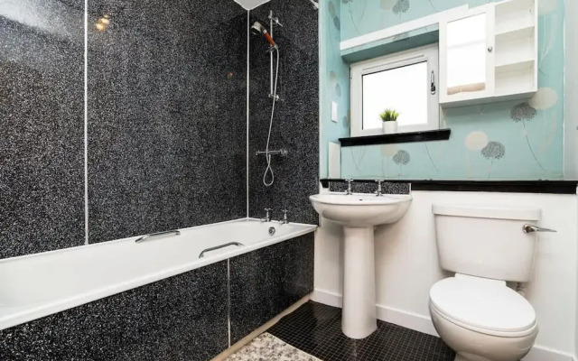 3 Bedroom House - Free Parking