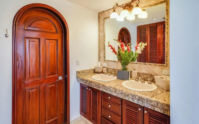 Lagoon & Beach Steps Away 5-bdrm Villa Elegancia