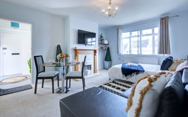 Private Family Apartment in Posh SW1 London