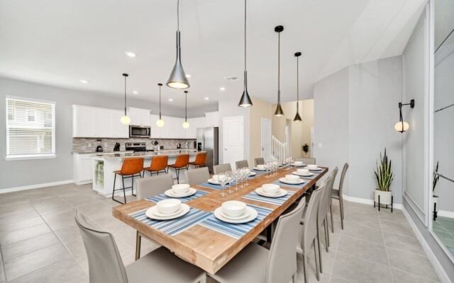 2089elcir 8 Bedroom Villa by RedAwning