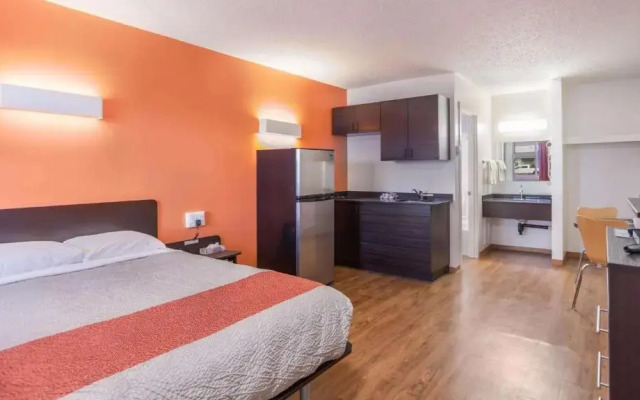 Motel 6-Camrose, AB
