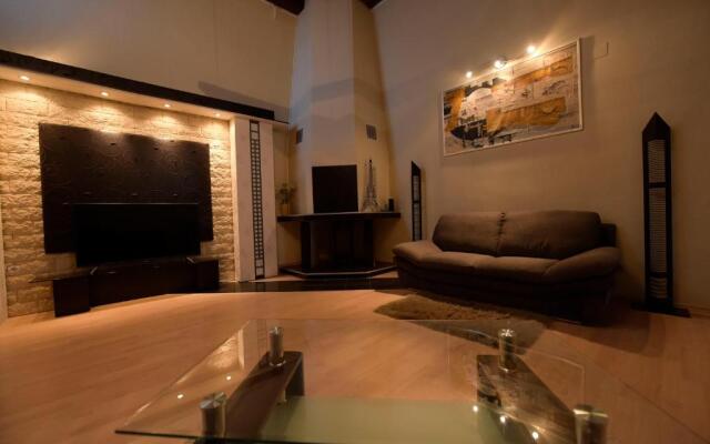 H & V Residence - Split Level Apartment