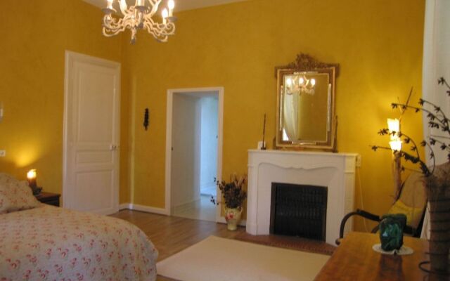 Logis de Guitres - Chambres dHotes