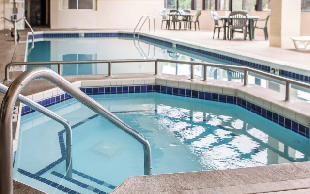 Quality Suites Milwaukee Airport