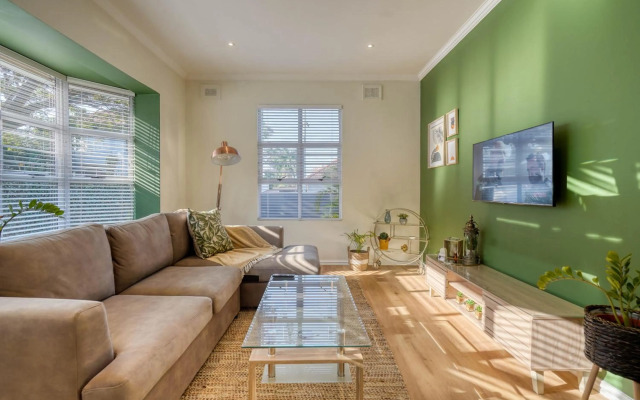 Hampton Collection - Stylish 3 Sleeper Apartment with Pool