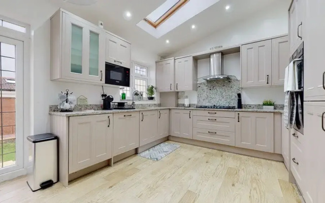 Charming 5-bed House in Romford