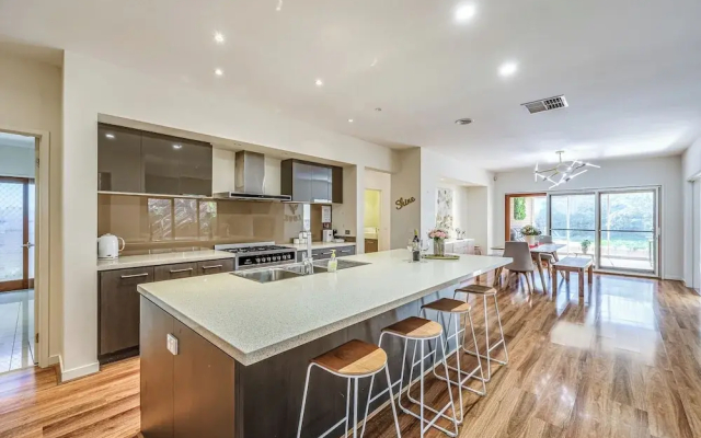 Stylish Luxe House at Point Cook