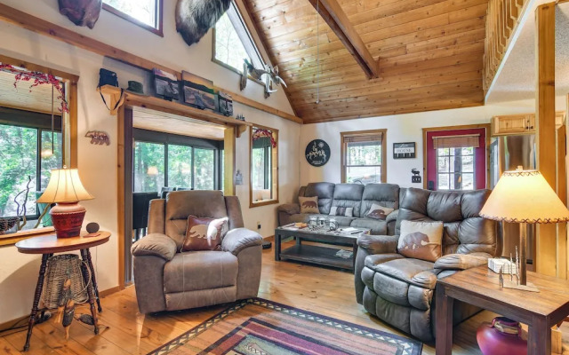 3 Mi to Table Rock Lake: Cabin w/ Fire Pit!