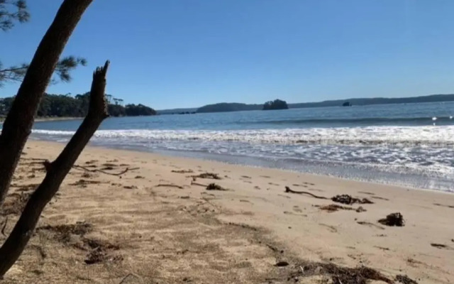 Sunny, 2-bedroom apartment with pool, 200m from Caseys beach