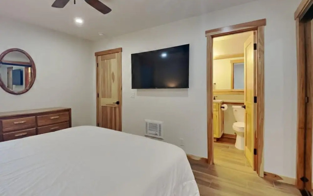 Spacious Condo with Loft, Next to Onsite Ski and Snowboard Rentals! by RedAwning