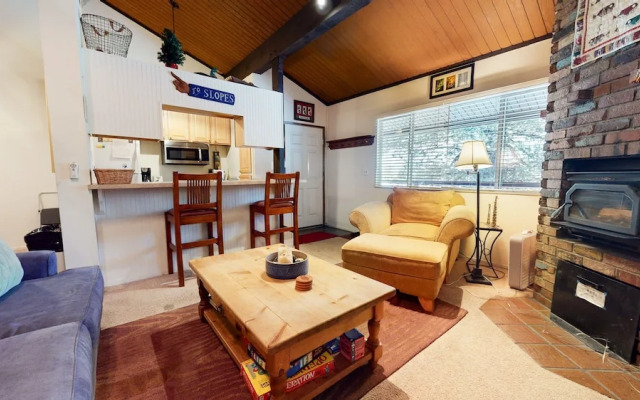 Sierra Manors 75 Cozy and Comfy Condo, On the Shuttle Route by Redawning