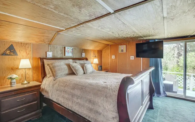 Cozy Crestline Cabin w/ Mountain-view Balcony!