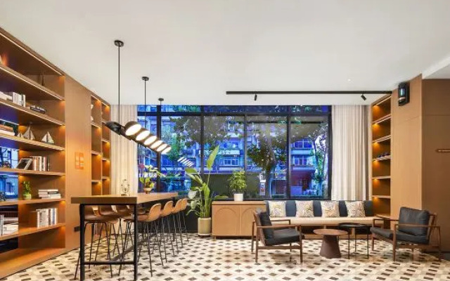 Kyriad Hotel (Zhengzhou Zijingshan Business District Wenmiao Subway Station Store)