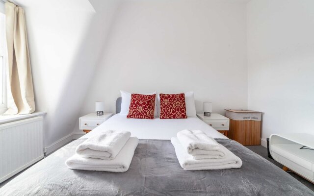 Bright and Spacious Earls Court Gem
