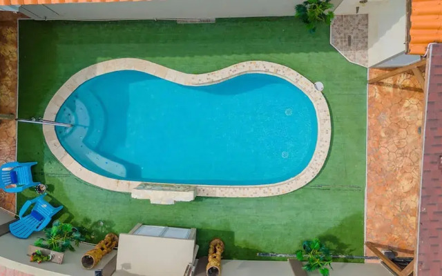 Urban 5BR Private Pool Getaway 10 Min- Bch