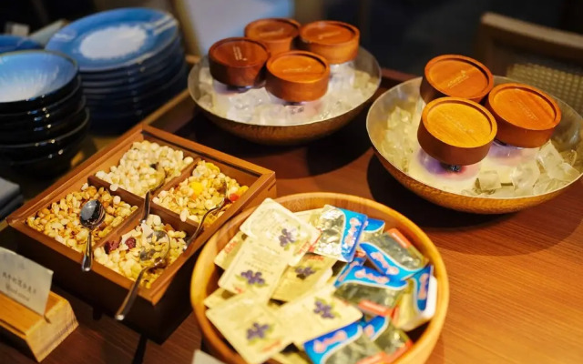 Yihe lake shore Hotspring