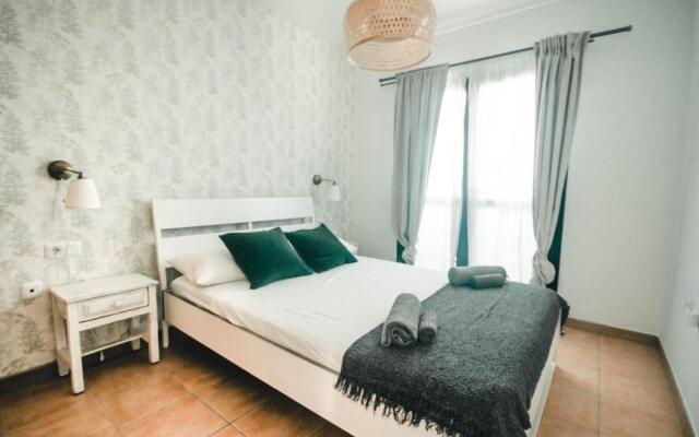 BeDreamer Surf House - Villa with Swimmingpool & Bbq