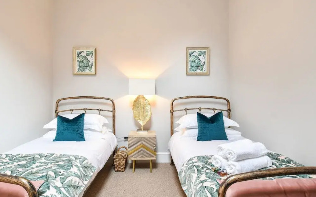 Saxon Rose Apartment