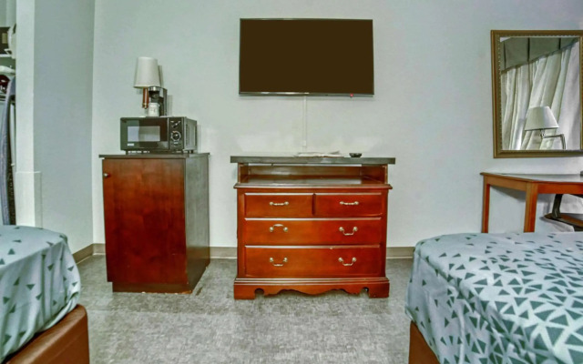 Econo Lodge Raleigh near Walnut Creek Amphitheatre