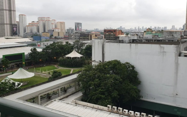MANDALUYONG 2 Br w 2 Queen, 50HDtv across Shangrila Mall