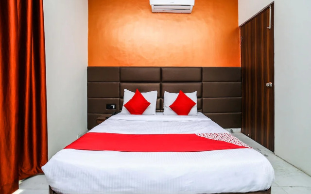 OYO 26589 Hotel Royal Town