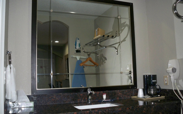 Scottish Inn & Suites