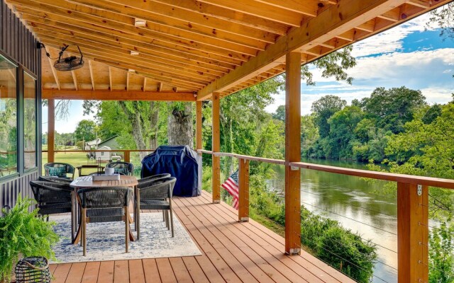 Modern, Riverfront Family House w/ Balcony & Grill