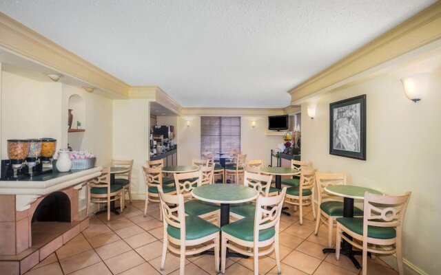 Super 8 by Wyndham Eagle Pass