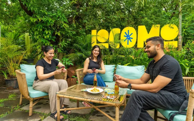 Locomo Boutique, Morjim - Stay Work Eat
