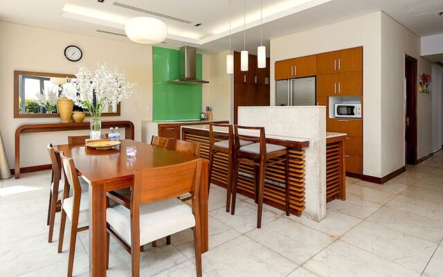 Johnny's Apartment & Ocean Villa