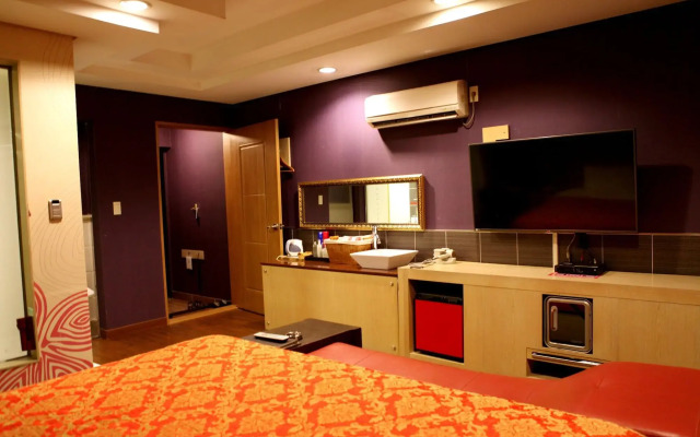 V Hotel