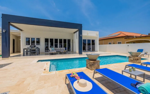 Modern Spacious 4br3ba w Pool Close to Beach