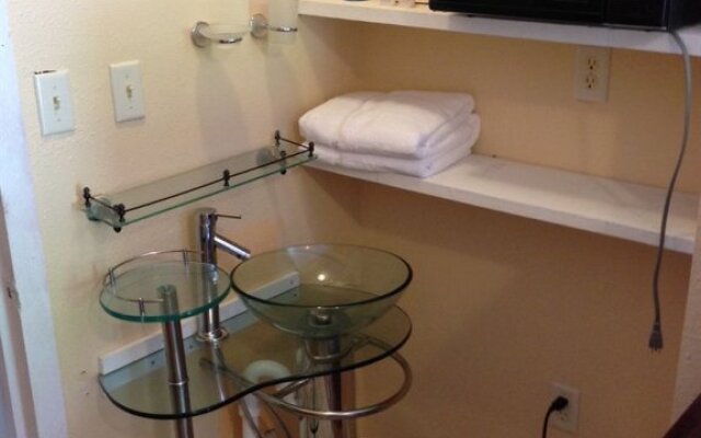 The Crest Inn Suites and Cottages