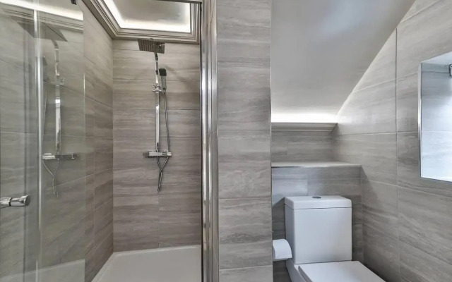 Large, Modern Apartment with En-suites, Wifi, Parking