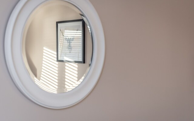 Tay Pearls - Marine Parade