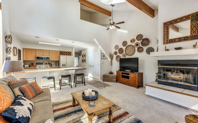 Bright Townhome - 1 Mile to Downtown Cloudcroft